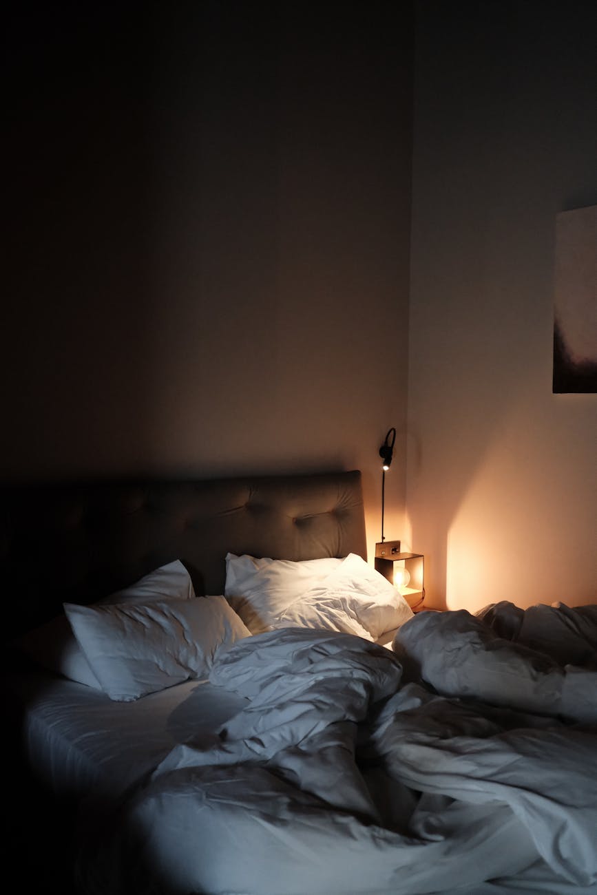 Portrait shot of an arrangement of soft wedge-shaped foam pillows in neutral colours on a white bed, neatly styled, soft diffused studio light, clean and minimal aesthetic - Photo by Диана Дунаева on Unsplash