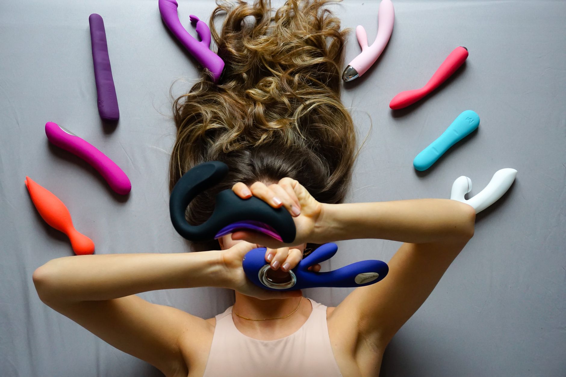 Un minivibrador compacto tipo bala de color lila junto a una pequeña bolsa de viaje sobre una superficie de mármol blanco, ángulo cenital, luz natural suave, estilismo de producto elegante y discreto, fondo limpio y minimalista - Foto de FounderTips . en Unsplash
